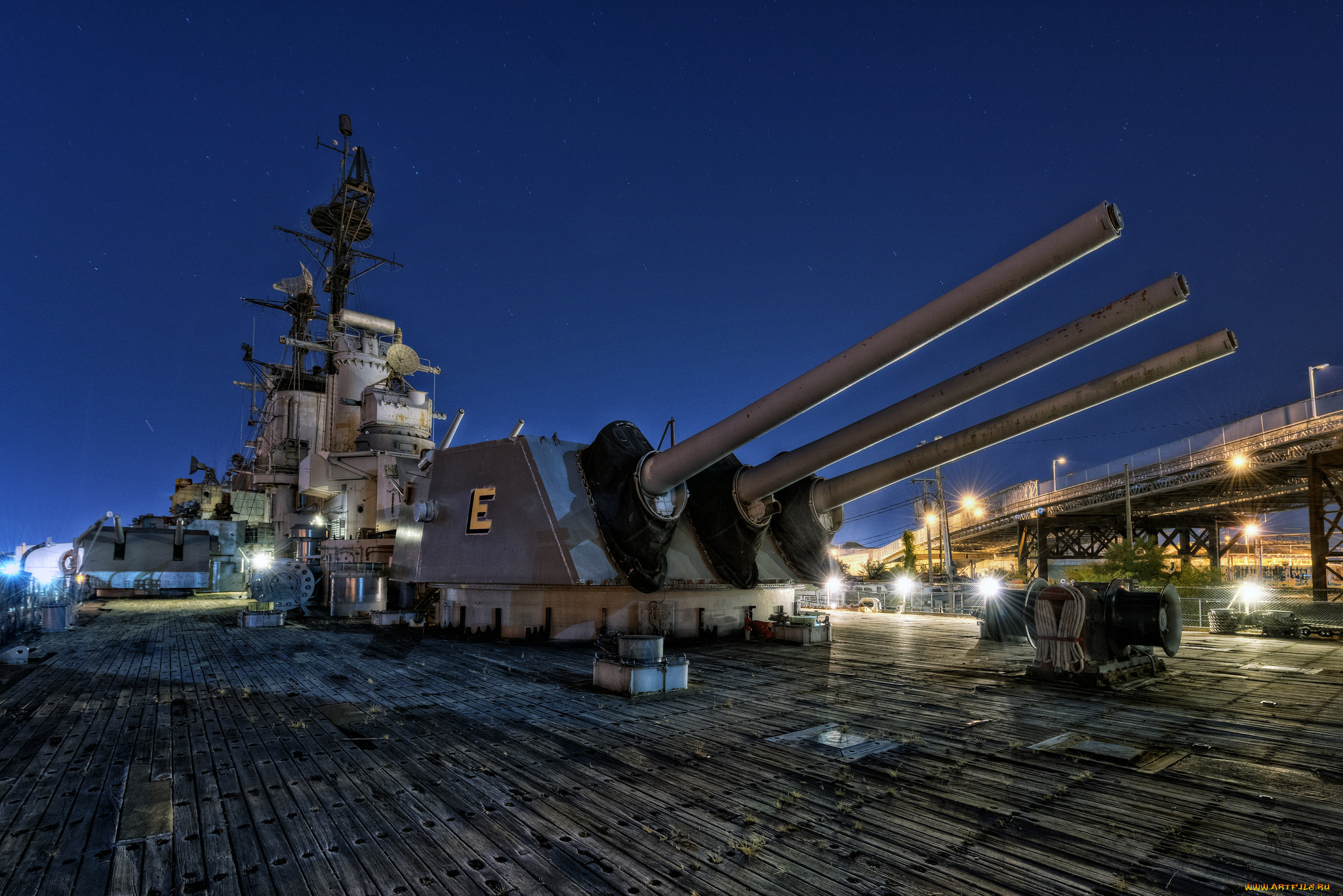 Город линкор. USS Salem CA-139. Крейсер USS Salem (CA-139). Линкор Исэ. Корабль с пушками.